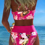 Kontrasztos virágmintás bikini és hasíték