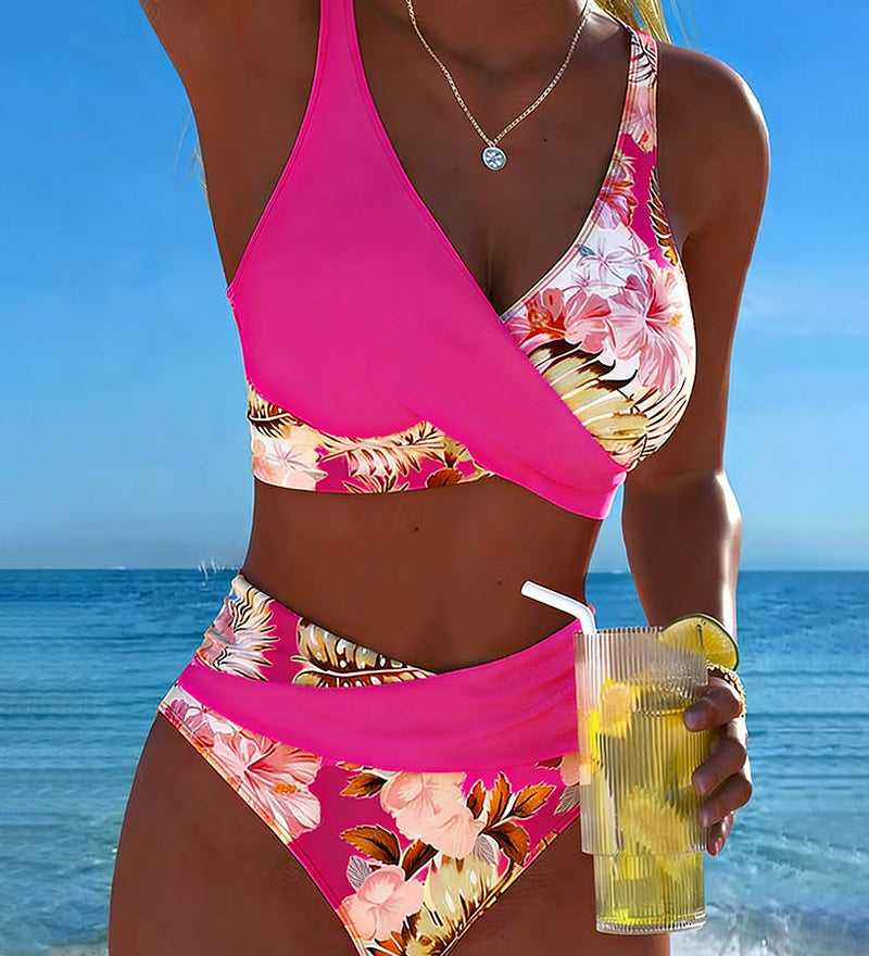 Kontrasztos virágmintás bikini és hasíték