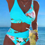 Kontrasztos virágmintás bikini és hasíték
