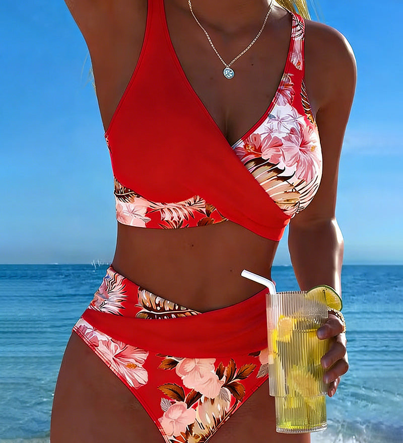 Kontrasztos virágmintás bikini és hasíték