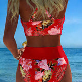 Kontrasztos virágmintás bikini és hasíték