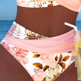 Kontrasztos virágmintás bikini és hasíték