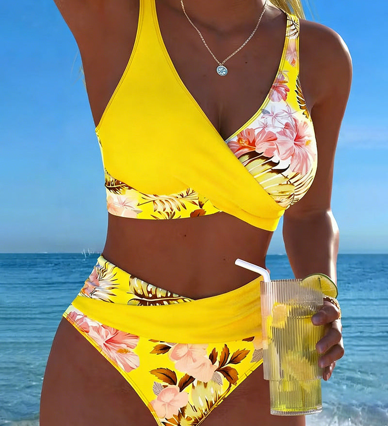 Kontrasztos virágmintás bikini és hasíték
