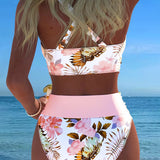 Kontrasztos virágmintás bikini és hasíték